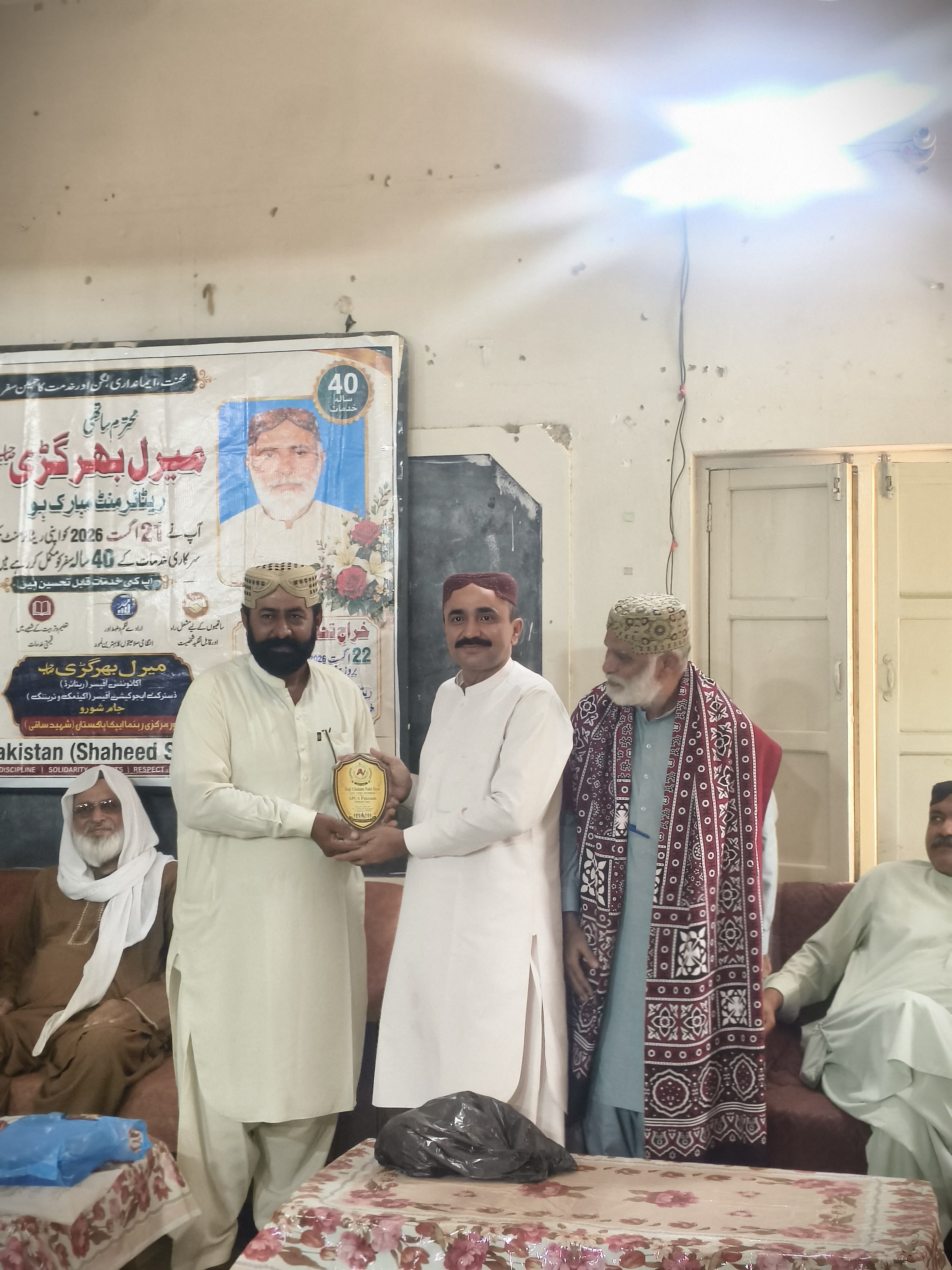 مسثر غلام نبی سیال کو تاحیات ممبر شپ کی شیلڈ  دی گئی